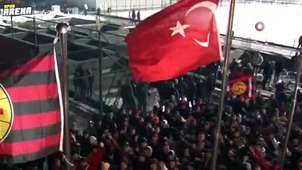 Eskişehirspor'da transfer yasağının kaldırılmasına meşaleli kutlama