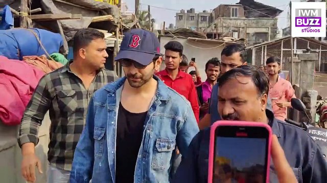 Kartik Aaryan Spotted At Versova Jetty