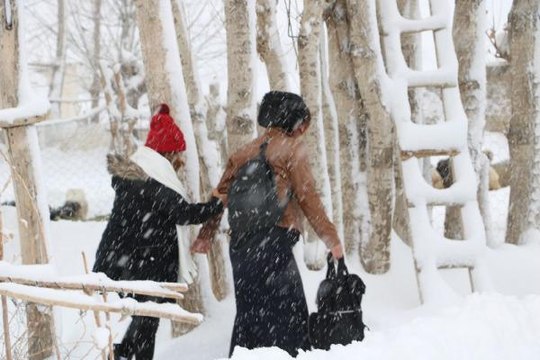 KARDAN YOLU KAPALI MEZRADA DOĞUM SANCISI BAŞLAYAN KADIN İÇİN SEFERBER OLDULAR