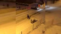Ankara'da karla kaplı sokakta kayak keyfi kamerada