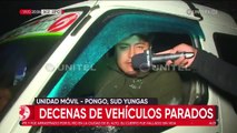Norte de La Paz: viajeros caminan en medio de la lluvia y vehículos quedaron varados tras caída de mazamorra