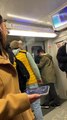 Metroda sigara içti, kendisini uyaranlara hakaret etti