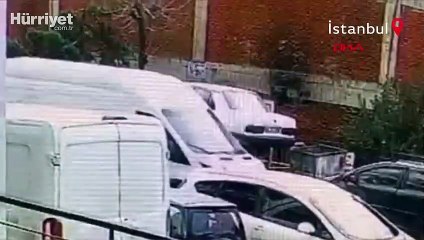 İlginç görüntü İstanbul'dan... Oto sanayide arabayı çöpe atmışlar