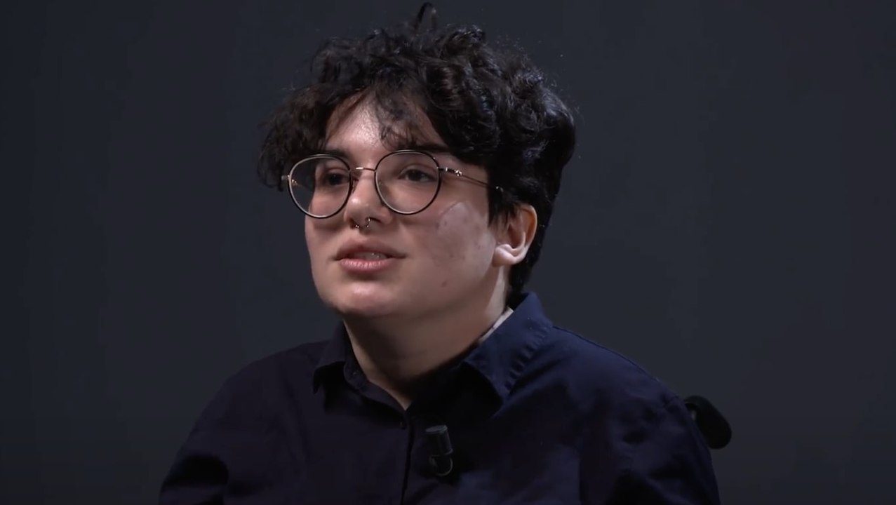 Ghazal Firouzi, atteinte de nanisme : "J'ai arrêté de marcher vers 17/18 ans, je suis en fauteuil. Et c'est très compliqué"