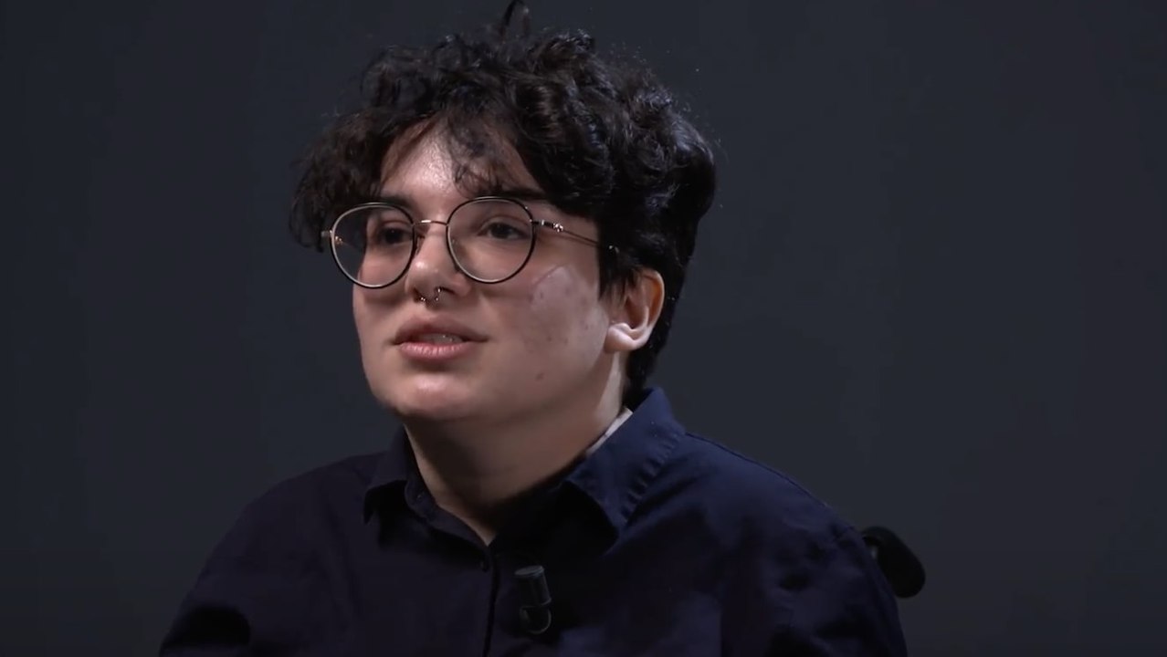 Ghazal Firouzi, atteinte de nanisme : "Joséphine, ange gardien ?  Ça me choque, ça rend le truc drôle, il faudrait supprimer ce genre d'images"