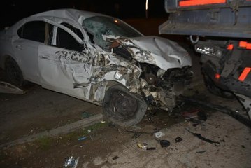 EDİRNE'DE OTOMOBİL, PARK HALİNDEKİ 2 TIR'A ÇARPTI 2 YARALI