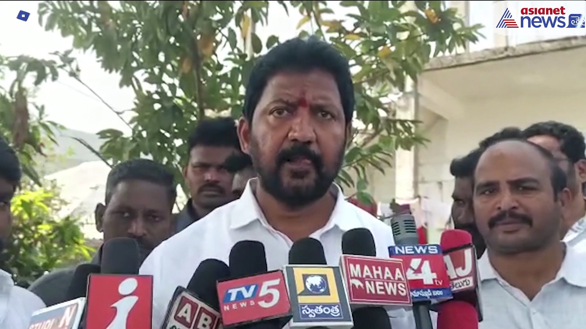 ఈ వెధవల్లాగే మేమూ సంపాదించాం...: దుట్టా, యార్లగడ్డకు ఎమ్మెల్యే వంశీ కౌంటర్