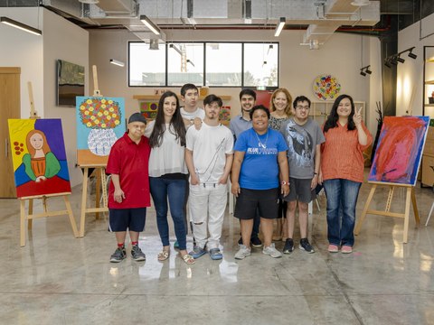 تعرّف على استديو مواهب في دبي.. حيث تتجلى إبداعات أصحاب الهمم!