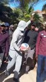 Attendu au procès  pour diffamation - Ousmane Sonko se promène dans les rues de Cité Keur gorgui avec un ballon