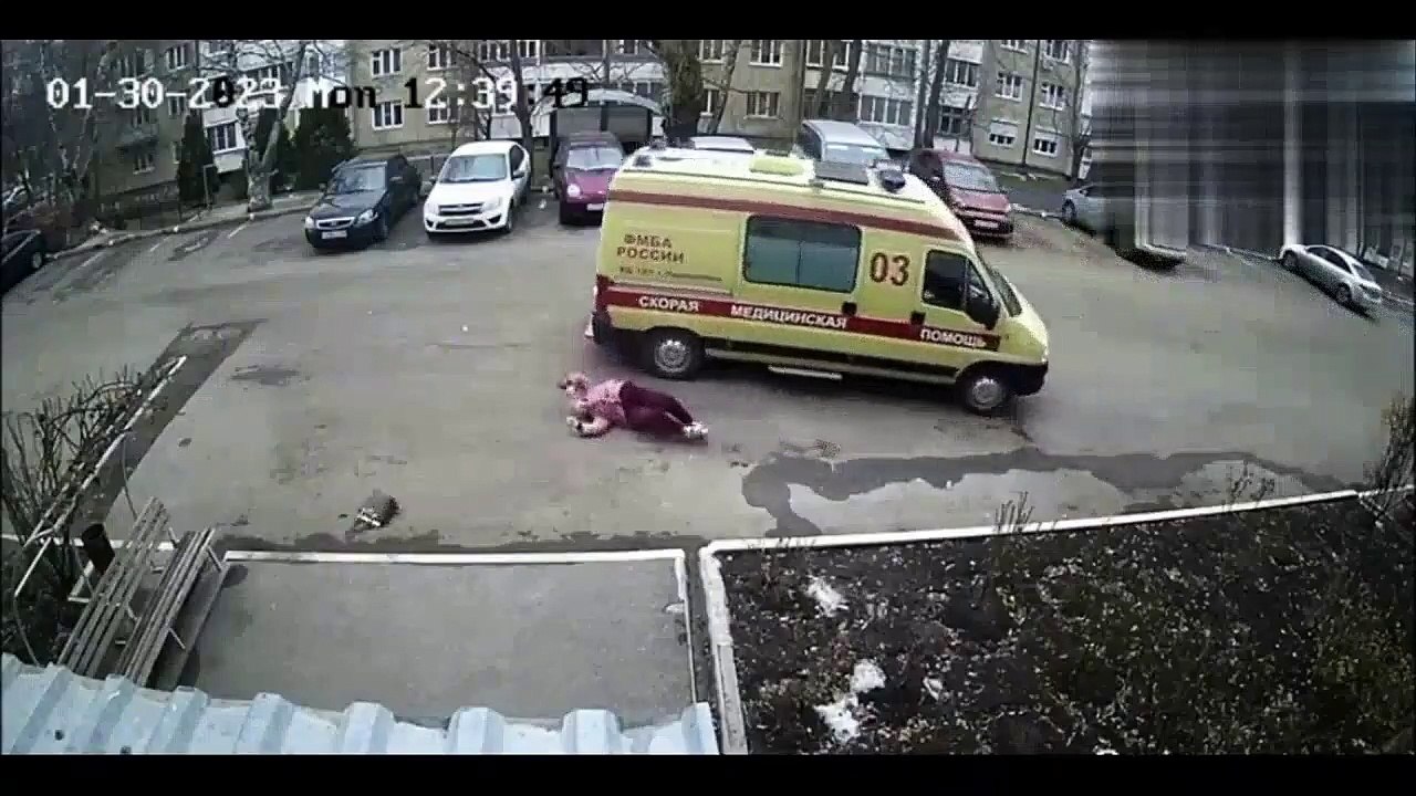 Russie : Un ambulancier renverse une vieille dame et préfère prendre la fuite