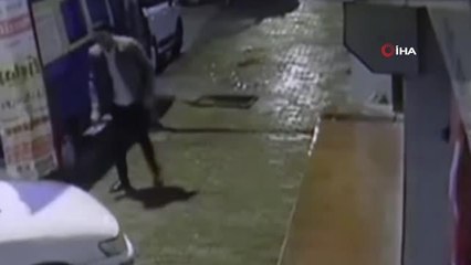 Kapı önündeki boşluğa tabanca saklamak isteyen şahıs kameraya yakalandı