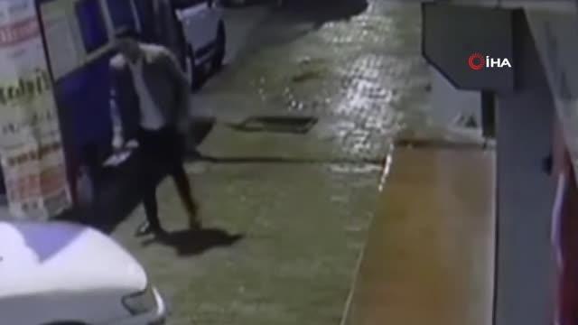 Kapı önündeki boşluğa tabanca saklamak isteyen şahıs kameraya yakalandı