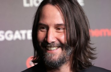 Tải video: Keanu Reeves granted restraining order from alleged stalker claiming to be his relative