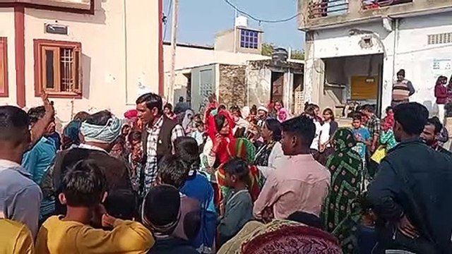 पानी को लेकर फूटा गुस्सा: सडक पर उतरे महिला-पुरुष, आधे घंटे तक जाम