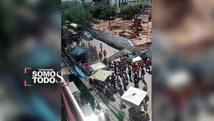 Estructura del viaducto del Plan 3.000 cae sobre un auto.