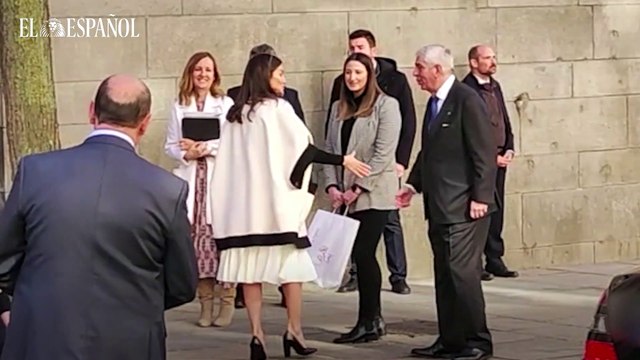 La reina Letizia saluda tras salir del acto de la Asociación Española Contra el Cáncer