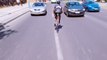 Deux cyclistes s'amusent à rouler en sens inverse sur un grand boulevard