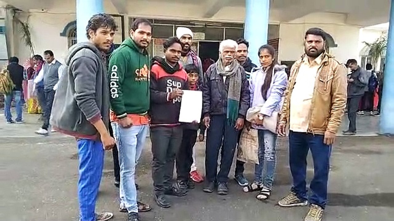 राजनीतिक द्वेषता के चलते सरपंच ने तोड़ा दलित का मकान