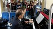 Deux musiciens installent leur piano dans un tramway pour un concert de musique classique