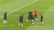 Hakimi tente de prendre la balle des pieds de Mbappé, Neymar, Messi et Ramos