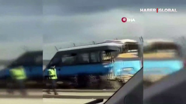 Kontrolden çıkan kamyon yolcu minibüsüne çarptı: 7 yaralı