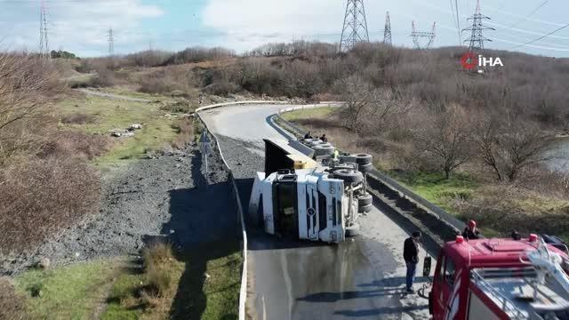Arnavutköy'de kontrolden çıkıp devrilen hafriyat kamyonu yolu kapattı