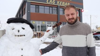 Kardan adam işyerine gelenleri cağ kebabı ile karşılıyor