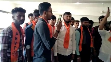 VIDEO: पर्चा लीक होने के विरोध में एबीवीपी हंगामा