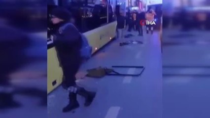 İETT Otobüsü Bahçelievler'de yolcu durağına daldı