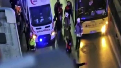 Bahçelievler'de İETT otobüsü durak önündeki minibüse çarptı