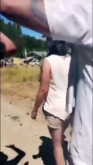 Así comenzó el brutal ataque de la patota de Joe Lewis a los manifestantes de la Marcha por la Soberanía de Lago Escondido