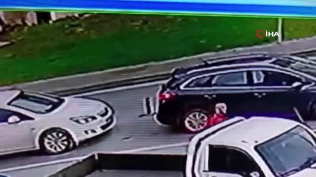 Ters yönde giden motosikletli kavga ettiği sürücüye kaskıyla saldırdı