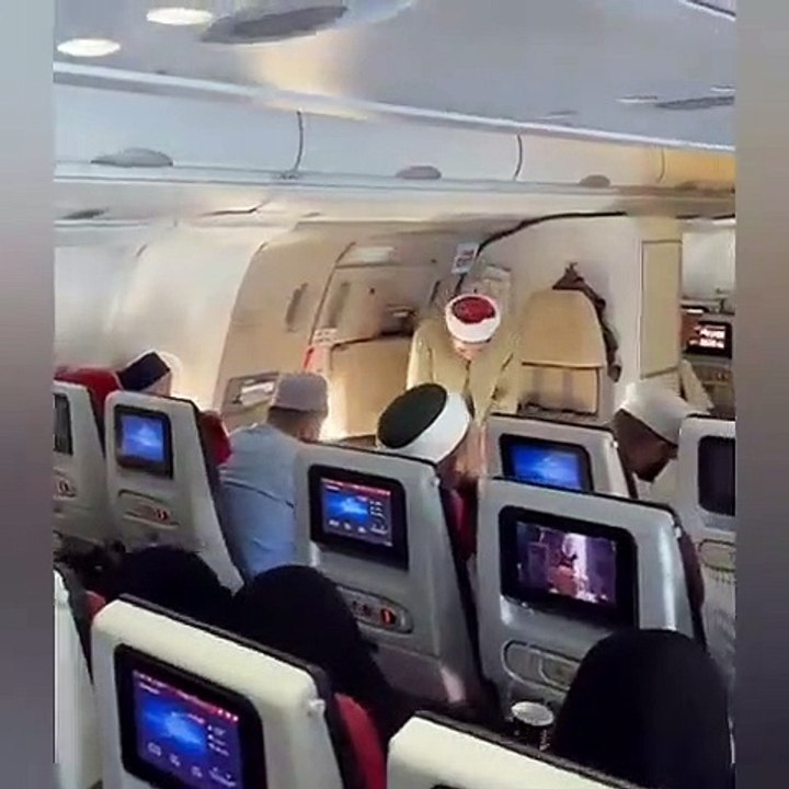 Sosyal medyada gündem olan uçakta namaz görüntüsü!