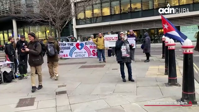 Comunistas apoyan a la dictadura cubana en Londres.