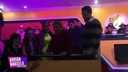 Con tremendo beso, así la recibe Víctor