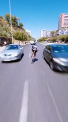 Deux cyclistes s'amusent à rouler à contre-sens sur une route