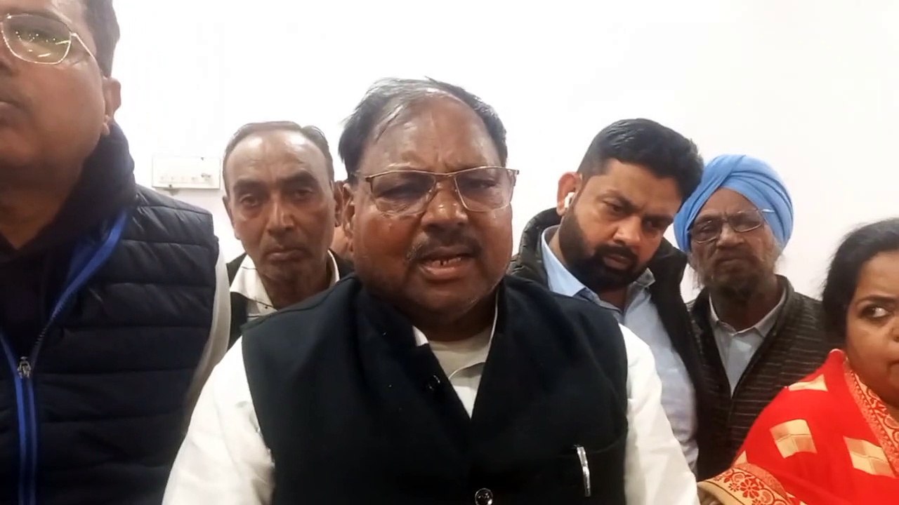 करीब साढ़े तीन घंटे चली बैठक गर्मागरम मुद्दों क...