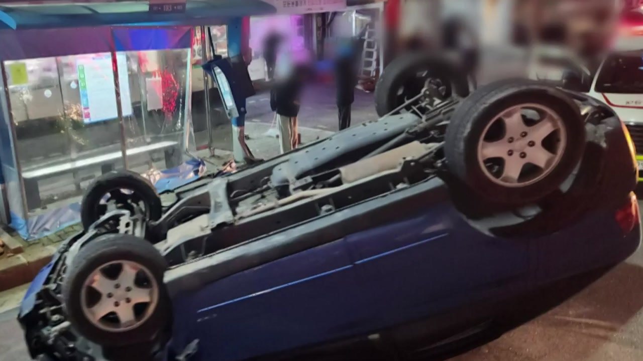 SUV 차량, 버스정류장 추돌..."다친 사람 없어" / YTN