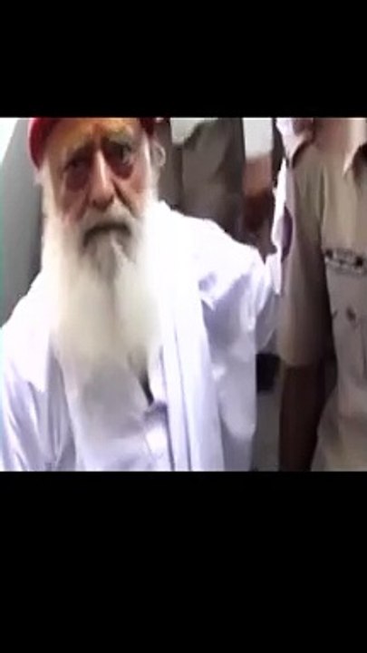 गांधीनगर कोर्ट ने आसाराम बापू को उम्रकैद की सजा सुनाई