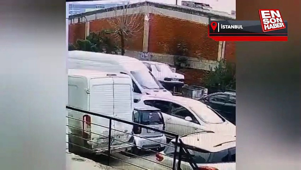 İstanbul'da iş yerinin önünü kapatan otomobili çöpe attılar