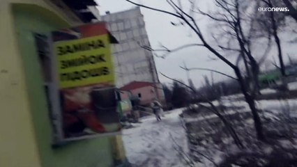 شاهد:آخر سكان باخموت المحاصرة يرفضون ترك منازلهم للقوات الروسية