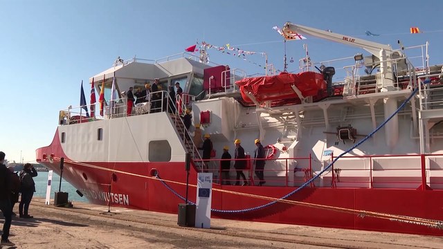 España presenta el primer barco de transporte y suministro de gas natural licuado