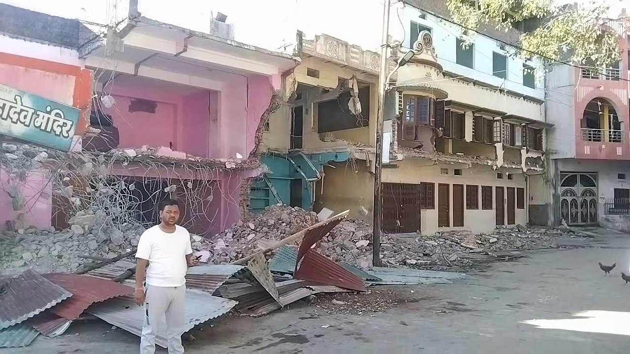 जहां बचपन बीता, उस आशियने पर चले हथौड़े तो रो पड़ा दिल