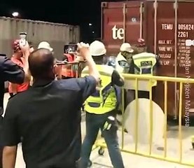 Brincando de esconde-esconde, jovem vai parar em outro país após ficar trancado em contêiner