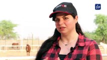ساندريلا أدينا.. أول امرأة تحترف حلاقة الخيول في الخليج العربي