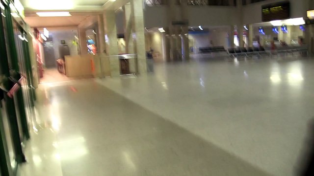 La frialdad y la tensión marcan la reaparición de Isabel Pantoja para volar a Estados Unidos