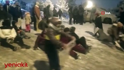 Başkentlilerin kar sevinci! Çocuklar kendini dışarı attı