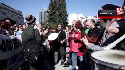 Yunanistan'da sanatçılar sokağa indi