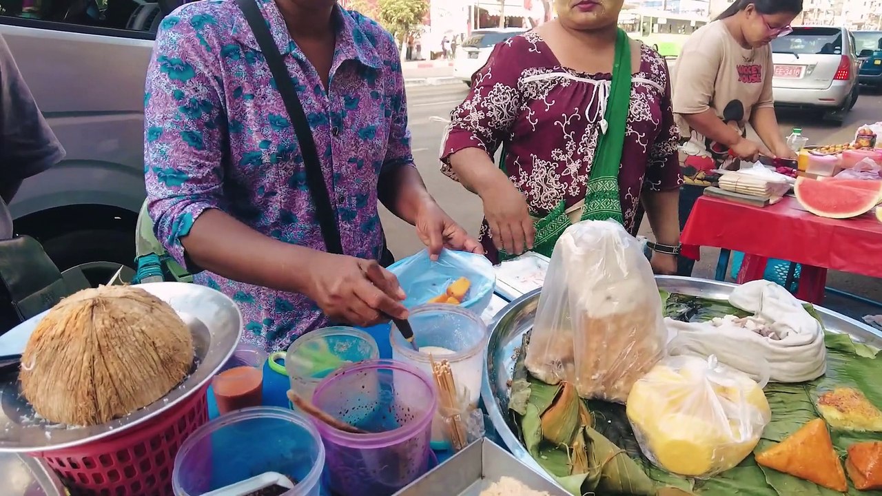 Sympathique fille birmane au marché animé