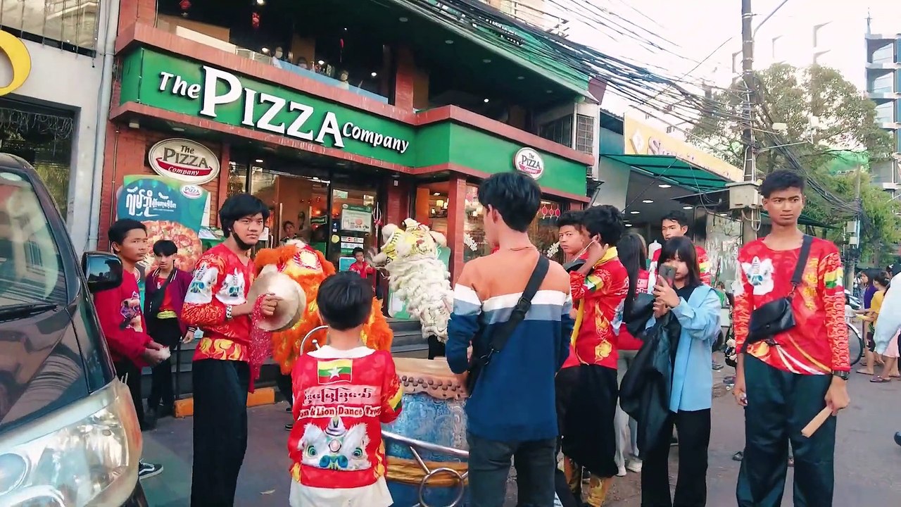 Riches et pauvres vivent côte à côte à Yangon